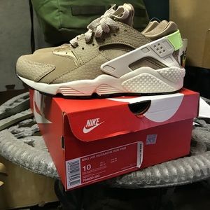 New pair of Nike Huaraches in size 10